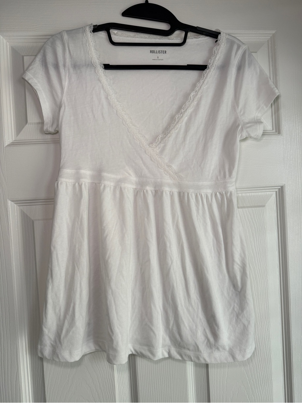 Hollister White Lace-Trim V-Neck Babydoll T-Shirt Y2K